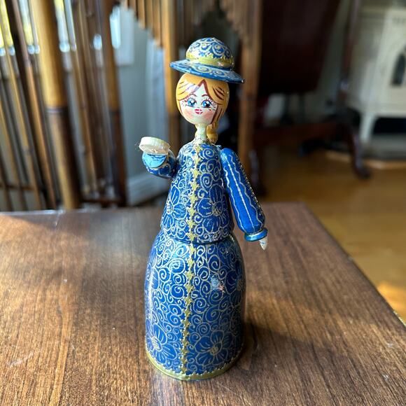 VINTAGE RUSSIAN WOODEN DOLL TRADITIONAL DRESS SIGNED - Picture 1 of 8
